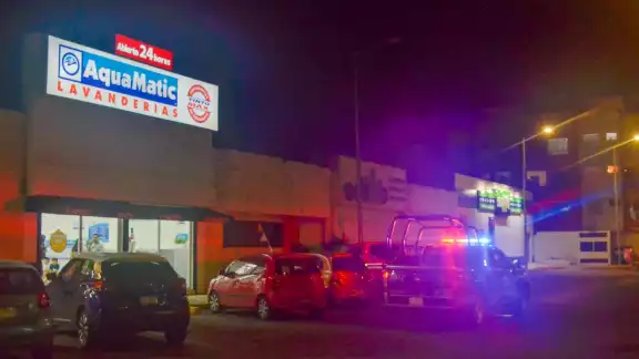 Varias persinas quienes la auxiliaron llamaron al número de emergencias 911 reportando lo sucedido,