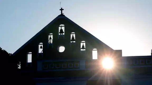 Entre los días 20, 21 y 22 de marzo de cada año es posible admirar este evento de equinoccio de Primavera que se desarrolla detrás del recinto franciscano