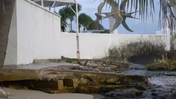 Cozumel se ha visto afectado por el crecimiento acelerado en el número de habitantes y habitaciones de hotel, debido a la actividad turística Cozumel se ha visto afectado por el crecimiento acelerado en el número de habitantes y habitaciones de hotel, debido a la actividad turística
