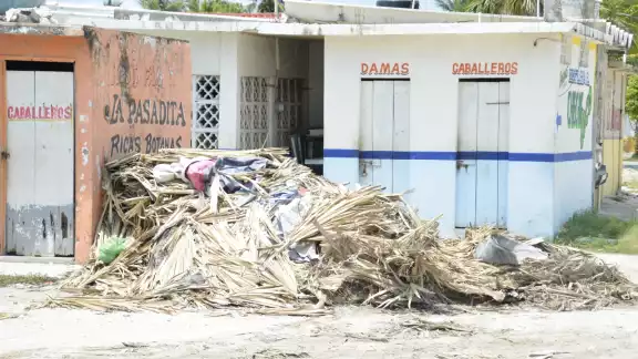 Algunas personas usan los terrenos baldíos para acumular su basura