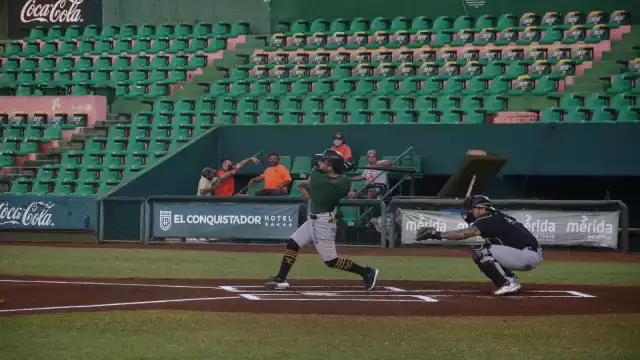 Las luces del Parque Kukulcán se iluminaron este viernes con el primer partido de pretemporada
