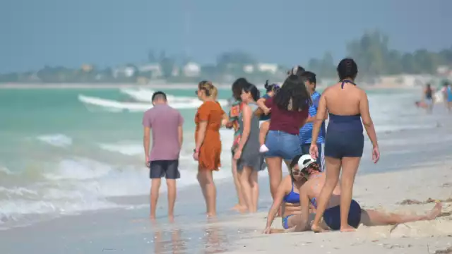 Los paseantes aprovecharon pasar una jornada agradable en el mar, no obstante que se registraron rachas de aire fresco durante la mayor parte del tiempo