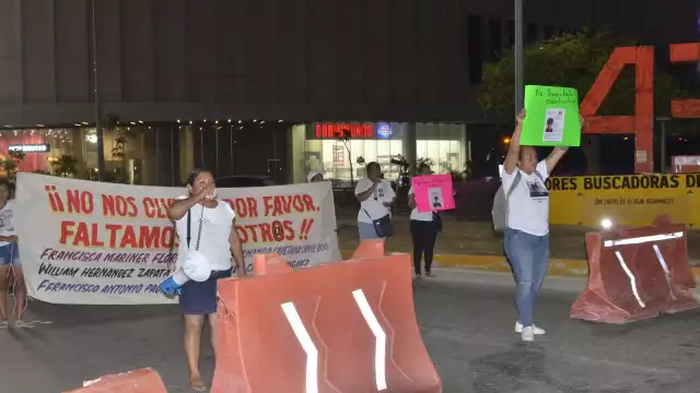 El pasado martes en la Región 249, está noche familiares junto a un colectivo se manifiestan.