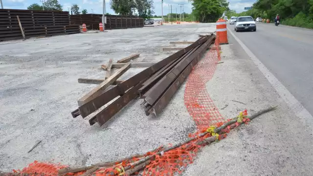 Diariamente, llegan al lugar, 10 camiones con 21 barras o rieles, no pueden cargar más por las dimensiones y peso permitidos