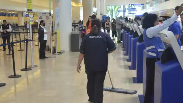 De luchas (diarias) por sobrevivir es la rutina agotadora de los empleados que se ve detrás de las terminales