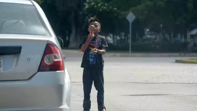 Algunos menores acompañan a sus padres que se dedican a vender algún alimento o producto en las calles a fin de obtener ingresos para el sustento diario