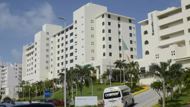 El hombre permaneció tirado en el piso, mientras llegaban los paramédicos