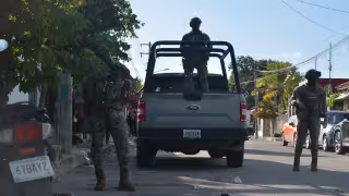 Cuatro hombres y una mujer fueron detenidos en dos domicilios de Cancún