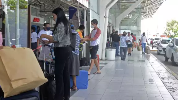 El personal de la terminal de ADO en Cancún reveló que algunos pasajeros se escudan con el decreto del uso opcional del cubrebocas hecha por el Gobernador de Quintana Roo, Carlos Joaquín El personal de la terminal de ADO en Cancún reveló que algunos pasajeros se escudan con el decreto del uso opcional del cubrebocas hecha por el Gobernador de Quintana Roo, Carlos Joaquín