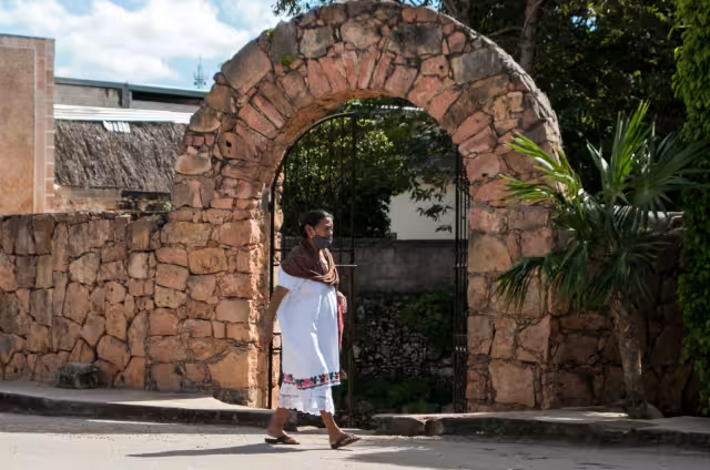 La leyenda dice que la anciana del cenote vela día y noche por la vida de sus descendientes