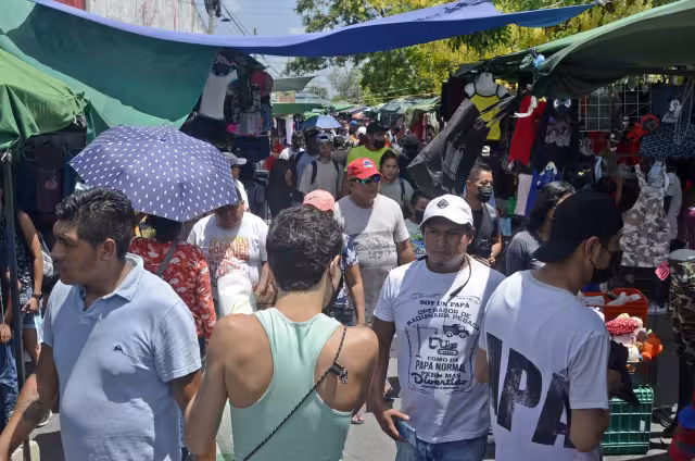 Familias enteras, con integrantes de todas las edades, acudieron al mercado ambulante de la Región 100, sin ninguna protección contra el SARS-CoV-2