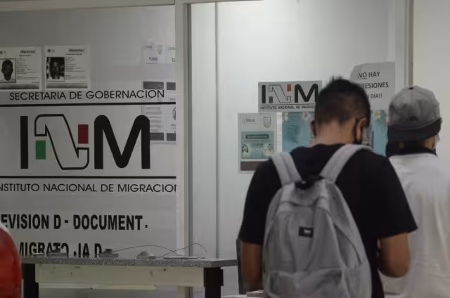 Pedro Lemus llegó acompañado de su esposa, quién no tuvo problemas y la dejaron ingresar al país