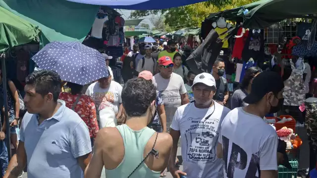 Familias enteras, con integrantes de todas las edades, acudieron al mercado ambulante de la Región 100, sin ninguna protección contra el SARS-CoV-2