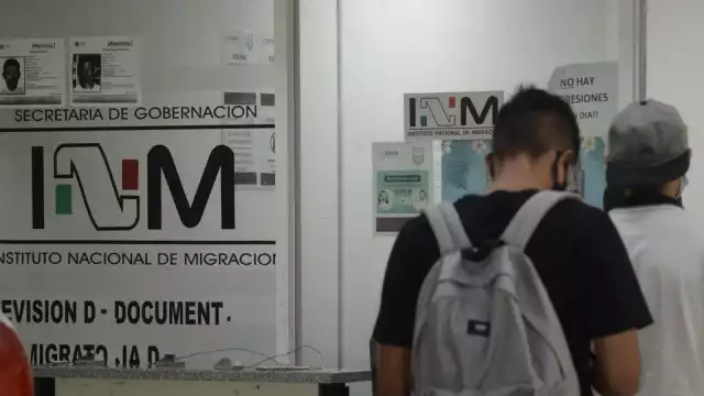 Pedro Lemus llegó acompañado de su esposa, quién no tuvo problemas y la dejaron ingresar al país