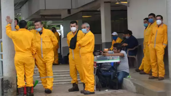 El trabajador que no quiere laborar es enviado a servicios médicos donde le otorgan un justificante por un costo considerable El trabajador que no quiere laborar es enviado a servicios médicos donde le otorgan un justificante por un costo considerable