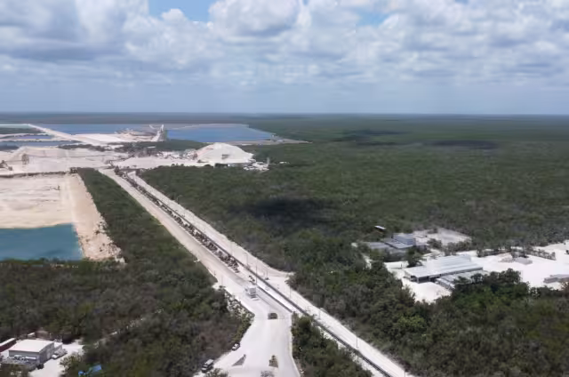 La compañía negó que haya asentamientos a su alrededor, y la desmintieron