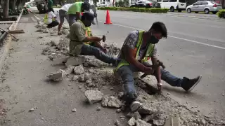 Entre risas los albañiles reconocieron que los responsables del proyecto, erraron medidas