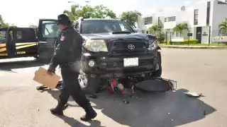Camioneta Toyota se lleva de paso a motociclista tras 'volarse' el alto en Mérida