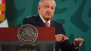 Andrés Manuel López Obrador indicó que si hay traición a la patria por los legisladores para impedir que el lito sea de la nación, se negarán las solicitudes de concesiones para explotar este recurso