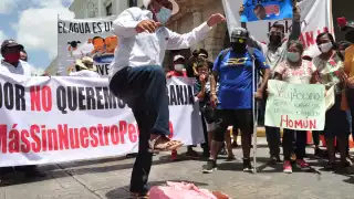 Miembros y simpatizantes del colectivo Kanan Ts’ono’ot acudieron a las puertas del Palacio de Gobierno, para solicitar que NO haya intervención que beneficie a las megagranjas