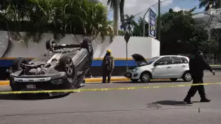 Los tripulantes de la camioneta fueron atendidos por paramédicos