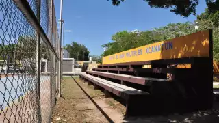 Los habitantes de esta comunidad están en contra de ese plan porque el espacio deportivo se vería tremendamente reducido