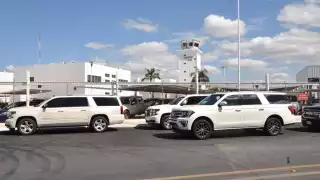 Previo a su llegada, camionetas ya esperaban su arribo para trasladarlo el Centro Internacional de Congresos