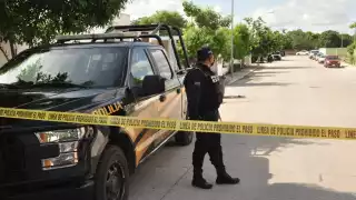 El cuerpo fue visto por una vecina desde la ventana, luego de ver al hombre salir con rumbo desconocido de la casa