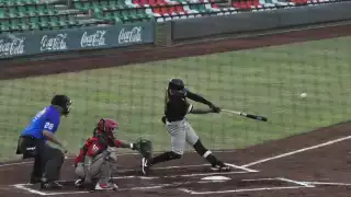 La carrera de la quiniela la hizo Jonathan Jones, primero en el orden al bate, quien se enredó con la canica en el segundo lanzamiento del partido depositándola del otro lado de la barda por el izquierdo