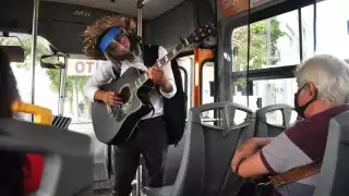 Un corazón roto lo llevó a regresar a Yucatán, y desde entonces canta en los camiones