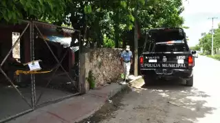 Un triciclo, dos bicicletas, una motocicleta y un Volkswagen Golf quedaron abandonados en el predio