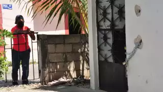 Actualmente vive en un espacio que requiere de techo de lámina, puertas y otros materiales