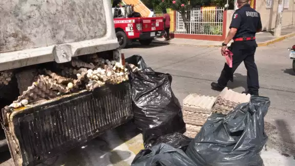 Los elementos del Cuerpo de Bomberos limpiaron el pavimento ante el percance Los elementos del Cuerpo de Bomberos limpiaron el pavimento ante el percance