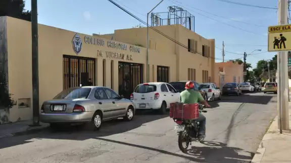 En el caso de las escuelas que se mantienen abiertas, los maestros trabajan a distancia