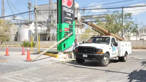 Tras el incidente, arribó personal de Telmex para cambiar el poste dañado Tras el incidente, arribó personal de Telmex para cambiar el poste dañado