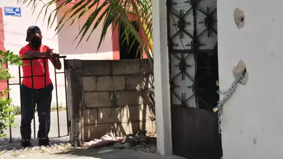 Actualmente vive en un espacio que requiere de techo de lámina, puertas y otros materiales Actualmente vive en un espacio que requiere de techo de lámina, puertas y otros materiales