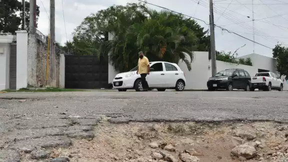 La regidora del Partido Revolucionario Institucional que en algunas de las calles nuevas que está haciendo el municipio se pueden observar hoyancos La regidora del Partido Revolucionario Institucional que en algunas de las calles nuevas que está haciendo el municipio se pueden observar hoyancos