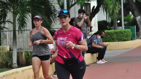 Decenas de personas acudieron al Estadio Salvador Alvarado para realizar sus ejercicios matutinos