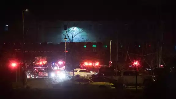 Patrullas de policía en la escena del tiroteo