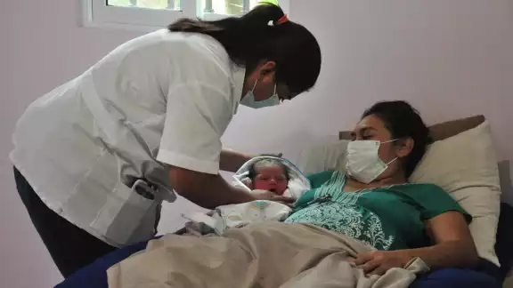 Asegura que sus abuelas le transmitieron el conocimiento de su oficio, por eso cuando se capacitó con la Secretaría de Salud, muchas cosas ya las conocía Asegura que sus abuelas le transmitieron el conocimiento de su oficio, por eso cuando se capacitó con la Secretaría de Salud, muchas cosas ya las conocía