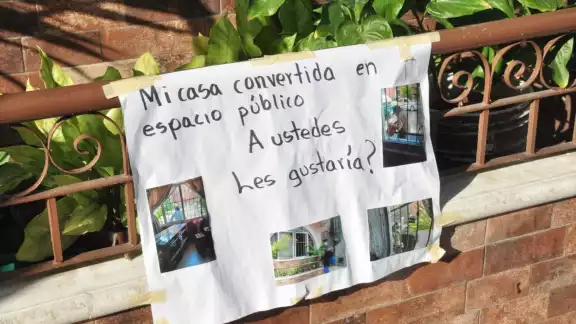 Vecinos protestan por aglomeraciones por los paraderos frente a sus hogares Vecinos protestan por aglomeraciones por los paraderos frente a sus hogares