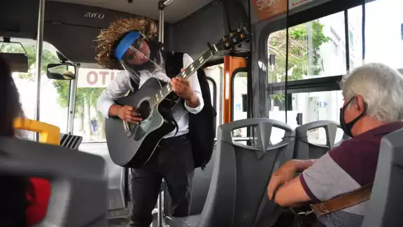 Un corazón roto lo llevó a regresar a Yucatán, y desde entonces canta en los camiones Un corazón roto lo llevó a regresar a Yucatán, y desde entonces canta en los camiones