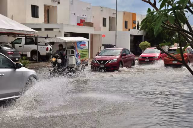 Por la intensa lluvia que ha caído en los últimos dos días en la capital yucateca,  se han reportado algunas anegaciones