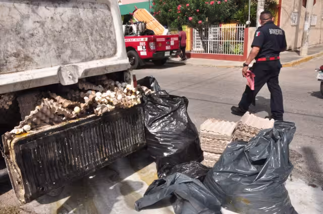 Los elementos del Cuerpo de Bomberos limpiaron el pavimento ante el percance