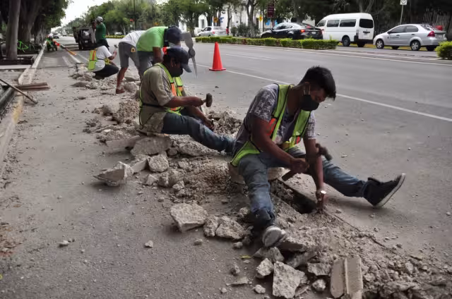 Entre risas los albañiles reconocieron que los responsables del proyecto, erraron medidas
