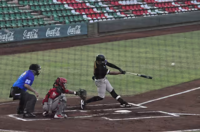 La carrera de la quiniela la hizo Jonathan Jones, primero en el orden al bate, quien se enredó con la canica en el segundo lanzamiento del partido depositándola del otro lado de la barda por el izquierdo