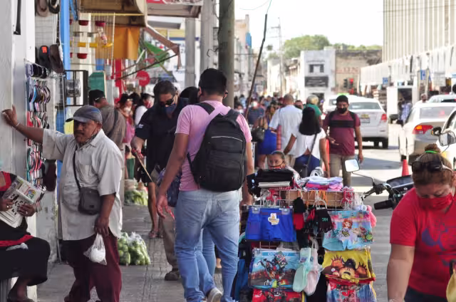 DE los visitantes al centro, son los locales quienes usan más los cubrebocas que los turistas