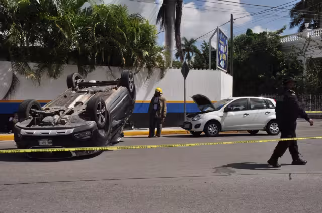 Los tripulantes de la camioneta fueron atendidos por paramédicos