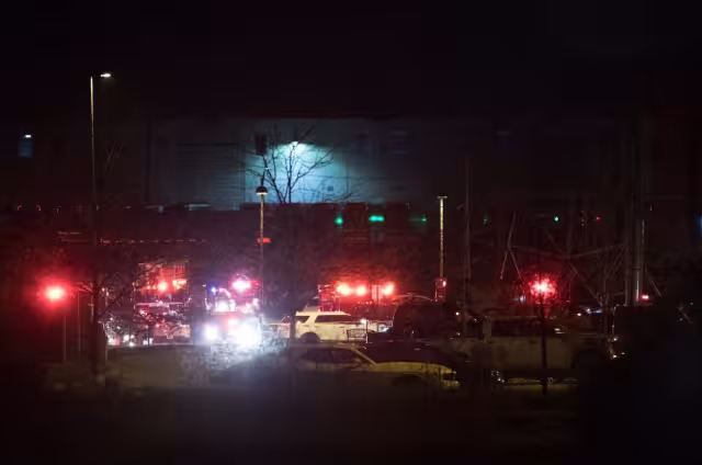 Patrullas de policía en la escena del tiroteo