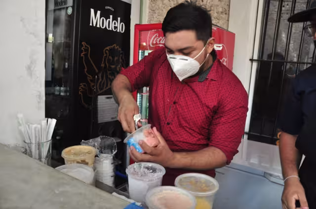 Se preparan sabores comunes como chocolate y fresa, y exóticos como cochinita pibil y relleno negro